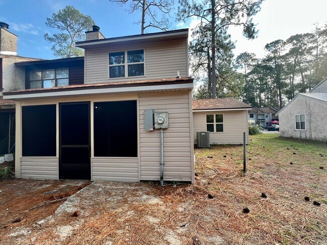 Building Photo - AVAILABLE NOW! (No Pets)