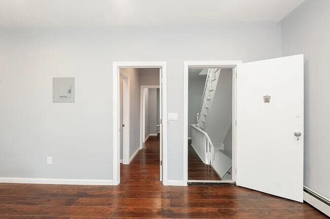 Building Photo - 705 8th St