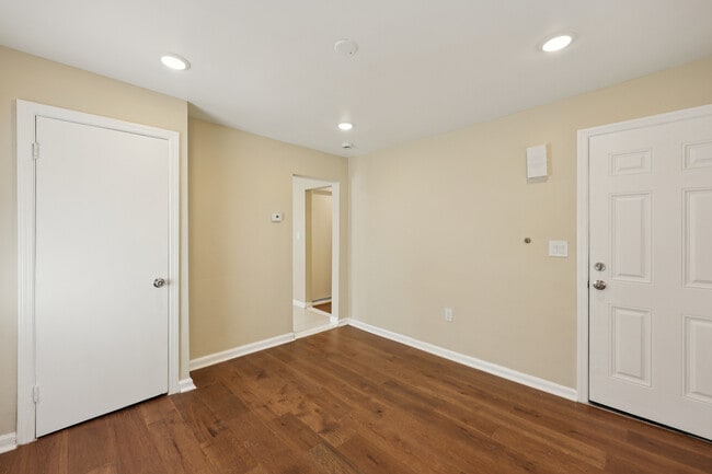 Building Photo - 325 7th St