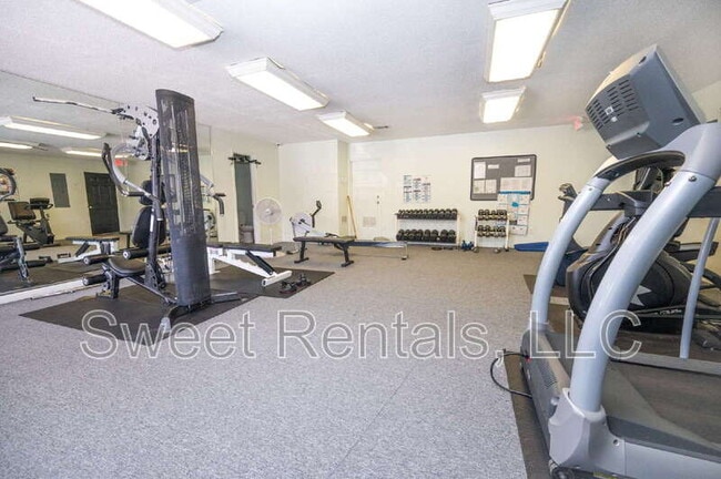 Building Photo - 415 Parkdale Dr