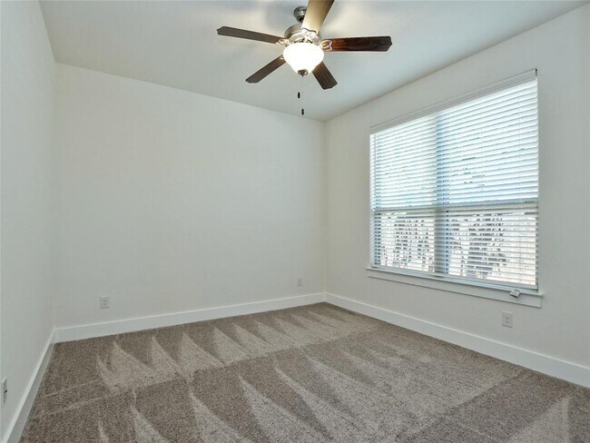 Building Photo - 402 Parkline Dr