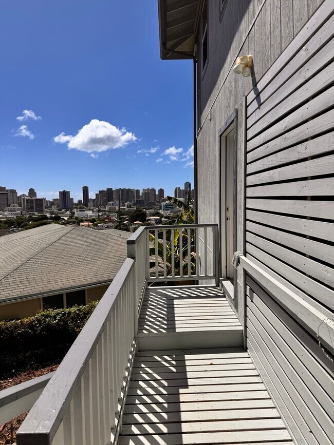 Building Photo - 2 Unfurnished Studios in Manoa Available!