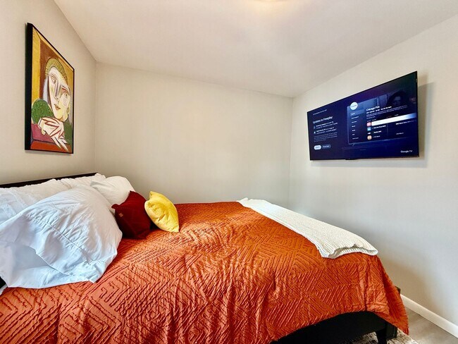 Building Photo - Cozy Two Bedroom Apartment in the City Center