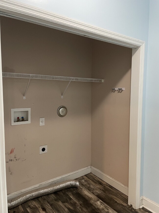 Building Photo - Pet Friendly Three Bedroom Two Full Bathro...
