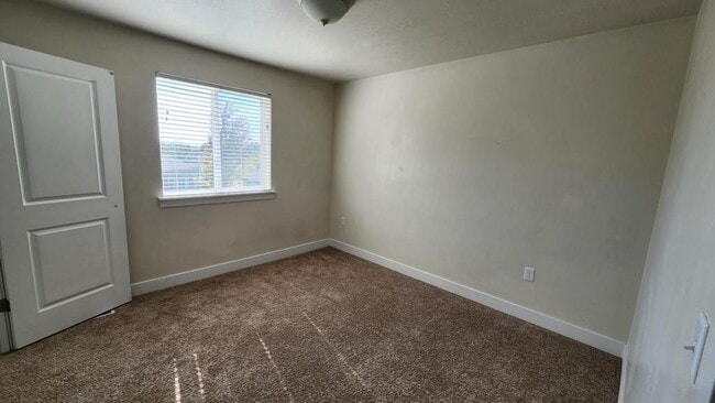 Building Photo - 996 W 600 S