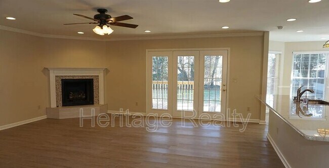 Building Photo - 867 Westgate Dr