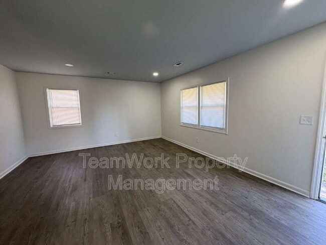 Building Photo - 3119 Azalea Dr