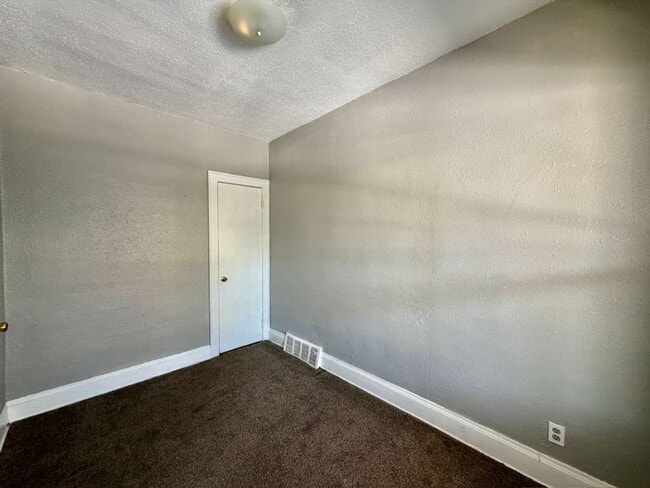 Building Photo - 618 E 97th St