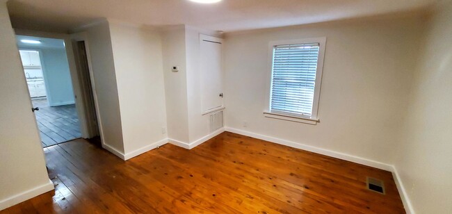 Building Photo - One Bedroom Studio-Style Home Available fo...