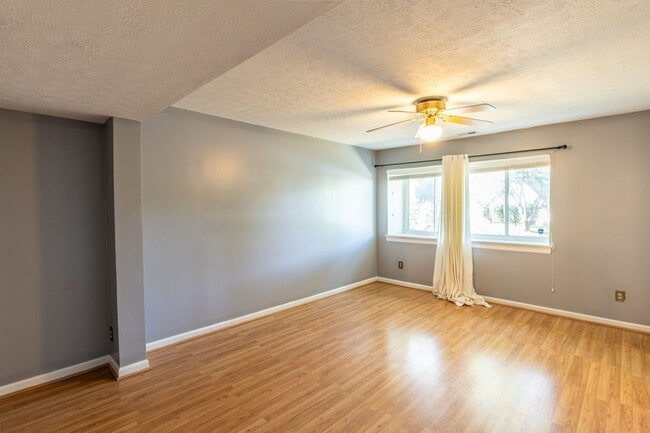 Building Photo - 110 Woodlake Dr