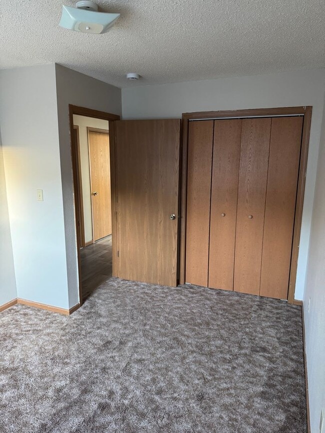 Building Photo - Ground Level 2 Bedroom Apartment w/ Washer...