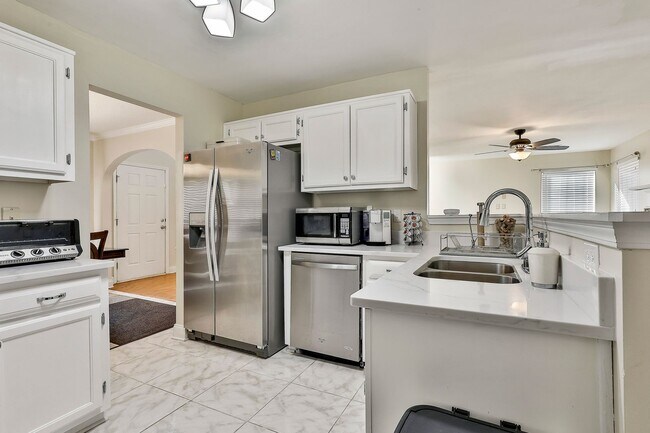 Building Photo - Furnished or Unfurnished 4 Bedroom with Internet Included!