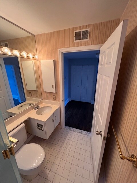 Full Bath Photo 2 - 4931 Laclede Ave