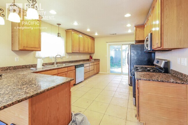 Building Photo - Charming 3-Bedroom Home in Glenview