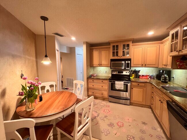 Building Photo - 5650 Coach House Cir