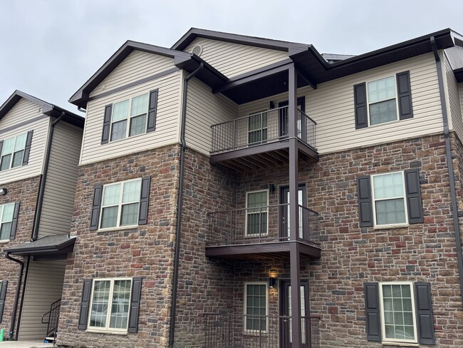 Building Photo - Lynn Oak