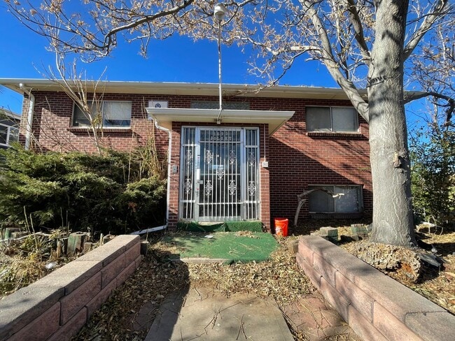 Building Photo - 1 bed, 1 Bath, 750 sqft Great Location off...