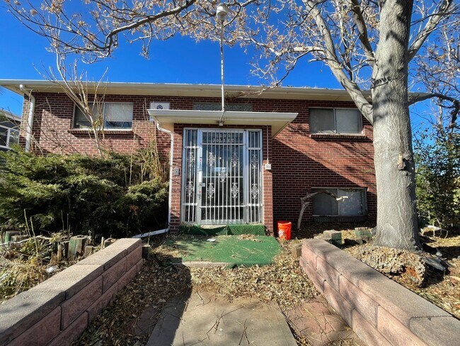 Building Photo - 1 bed, 1 Bath, Aug Special $400 credit Great Location off Joliet and 17th