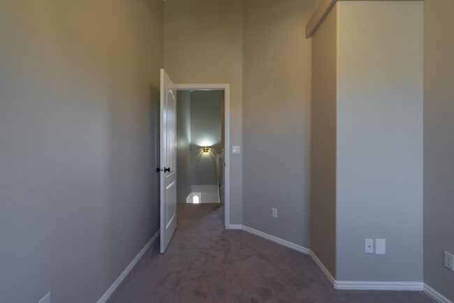 Building Photo - Spacious 6 Bedroom Home with a Balcony!
