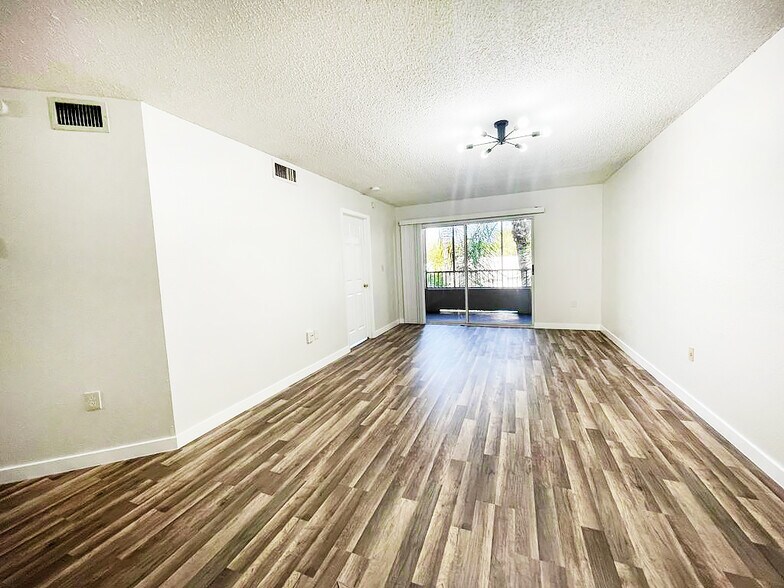 Building Photo - 2810 N Oakland Forest Dr