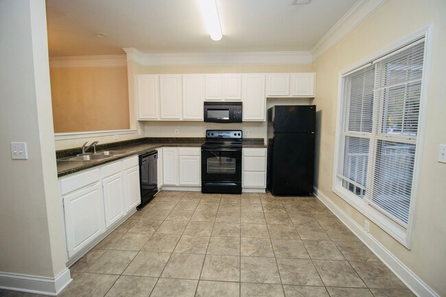 Building Photo - 2 Bedroom, 2.5 Bath Available in Hampton F...