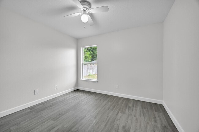 Building Photo - 726 SW Bond Rd