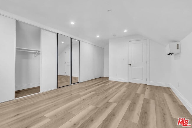 Building Photo - 261 W 43rd Pl