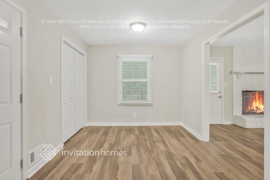 Building Photo - 3102 S Oak Ct SE