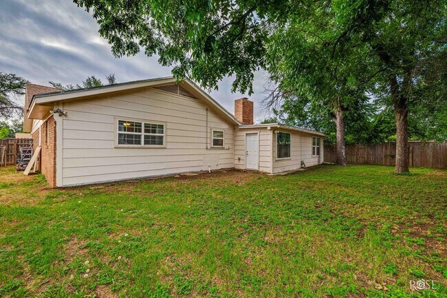 Building Photo - Charming 4 bedroom/2 Bath Home COMING SOON!