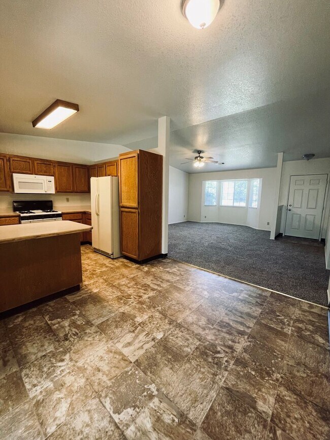 Building Photo - Remodeled Home in Starview Subdivision