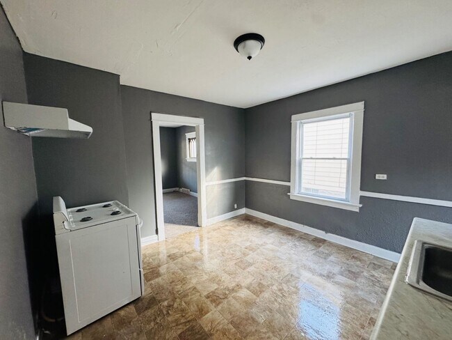 Building Photo - 2816 E 125th St