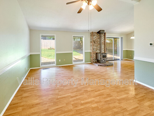 Building Photo - 2057 Maplewood Ct S