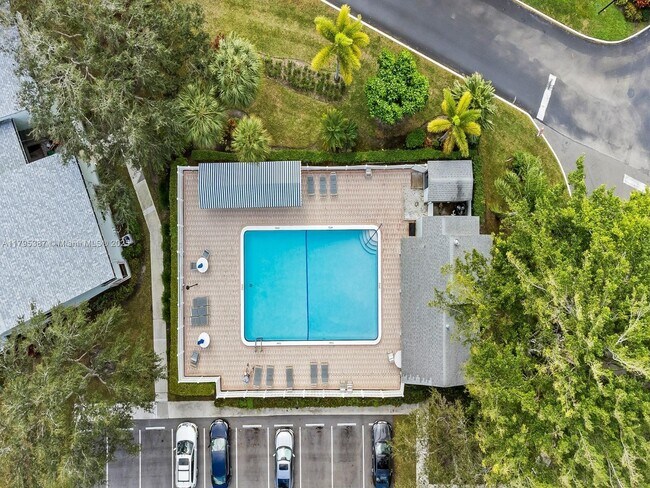 Building Photo - 3868 Carambola Cir N
