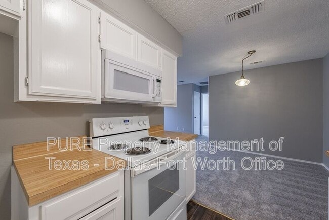 Building Photo - 731 Bluebonnet Dr