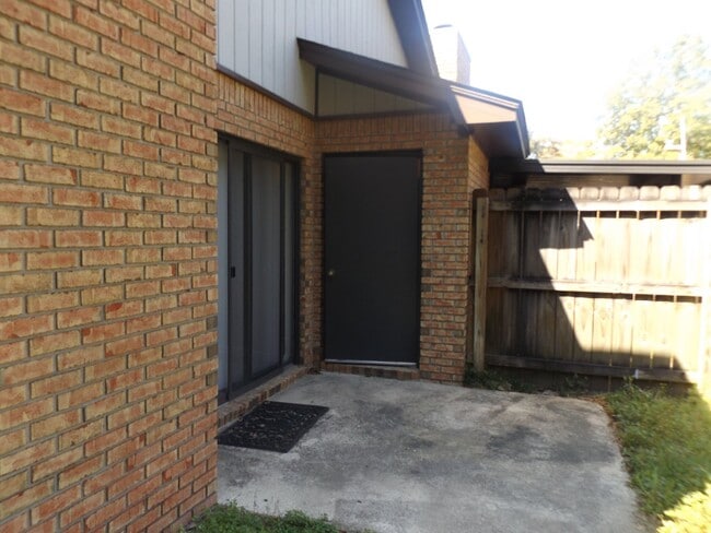 Building Photo - Updated 2-Bedroom Apartment in North Pensacola Near UWF & I-10 | High Ceilings, Fireplace, Utilit...