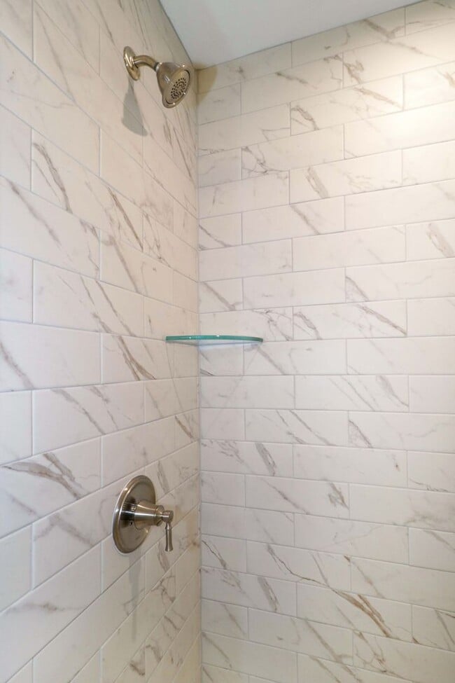 Building Photo - 2 Bedroom / 2.5 Bathroom Townhouse in Concord