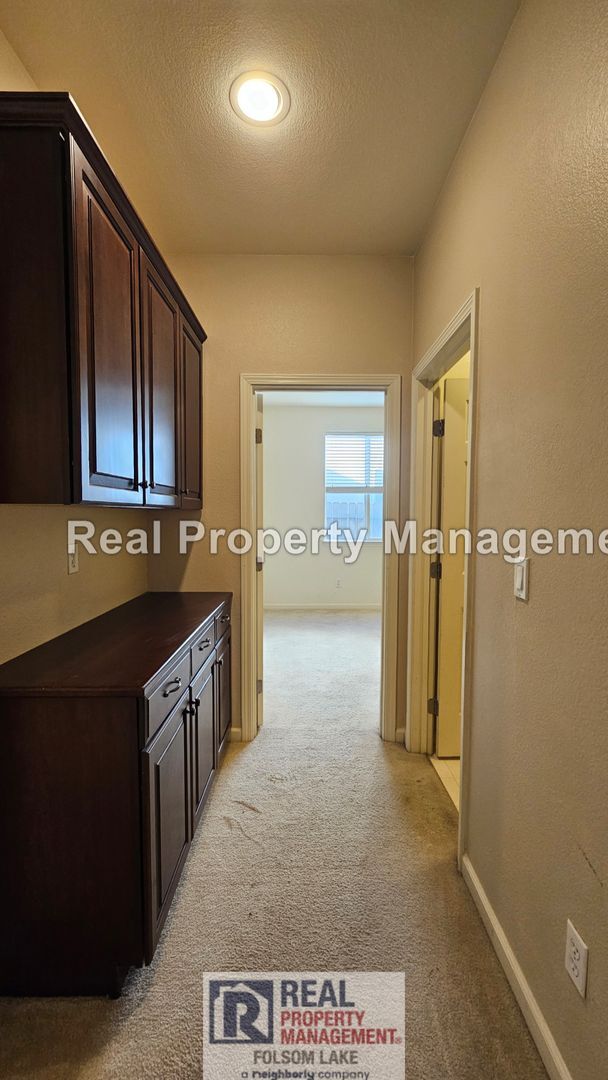 Building Photo - Updated 3 Bed 2 Bath Home on quiet Court