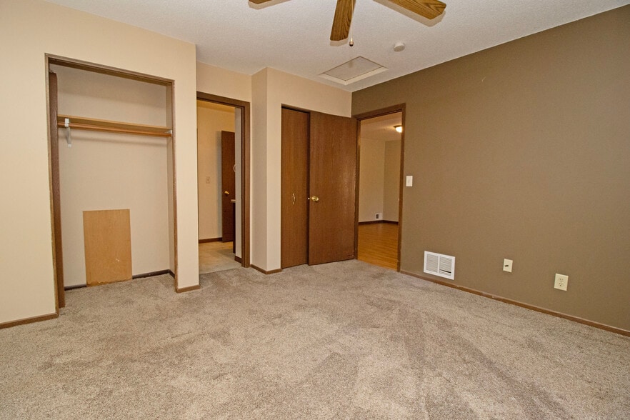 Building Photo - 4215 Sylvia Ln S