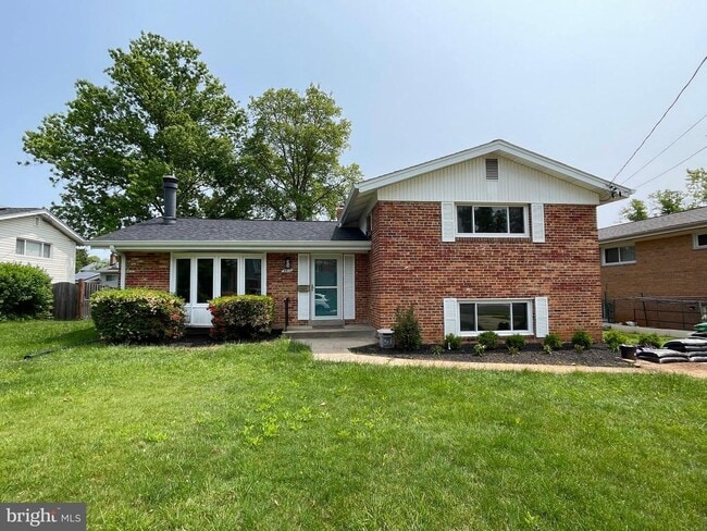Building Photo - 9913 Pomona Dr