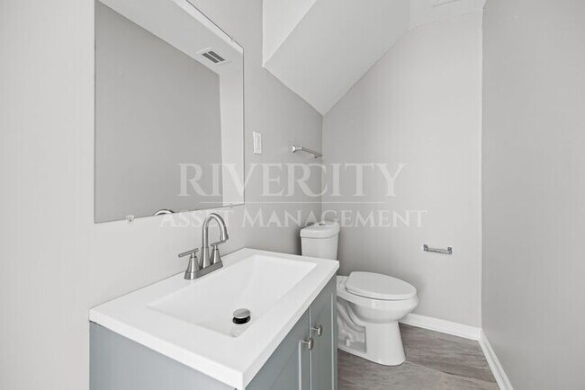 Building Photo - Renovated Gem! This 4-bed, 1.5-bath home!!...