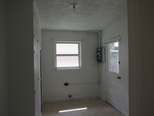Building Photo - LOVELY 2 BEDROOM SINGLE FAMILY HOME IN CLE...