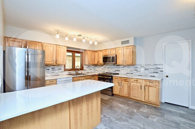Building Photo - 6212 S Taylor Dr