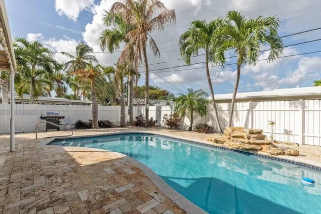 Building Photo - 1925 NE 29th Ct