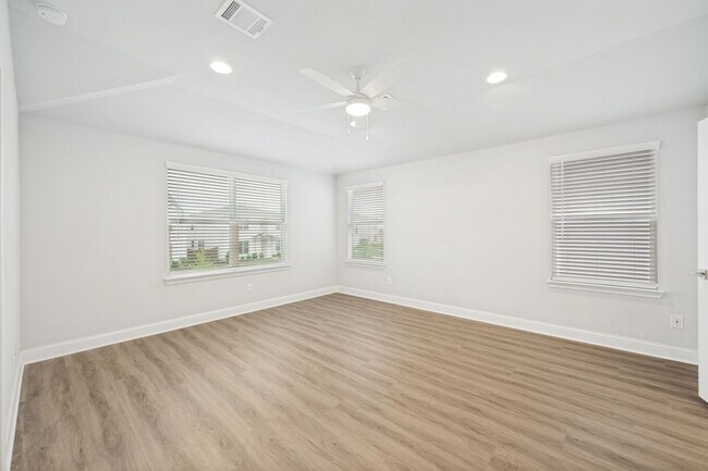 Building Photo - Modern 3 Bedroom, 2.5 Bath Townhome in a Gated Community for Lease!