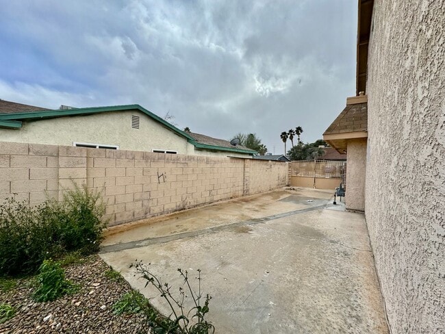 Building Photo - Fully Remodeled W/ Pool and 4 Bedrooms! Centrally Located