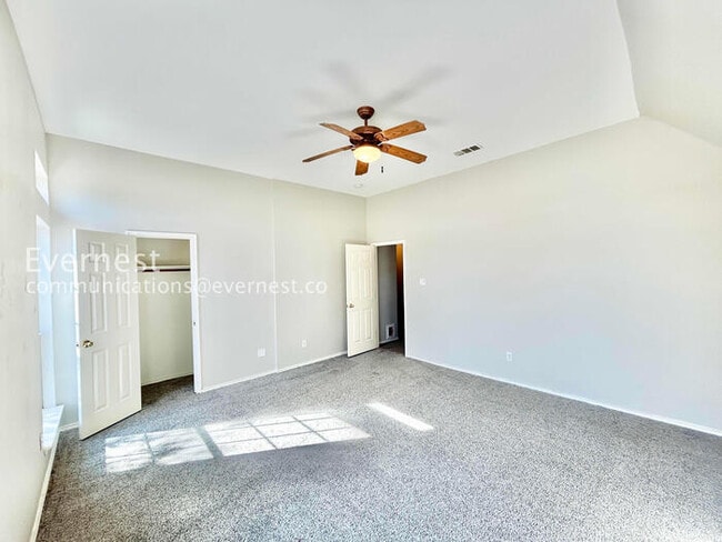 Building Photo - 5 Bed/3.5 Bath Home with Fenced Yard & Garage / Pet-Friendly / Vouchers Accepted