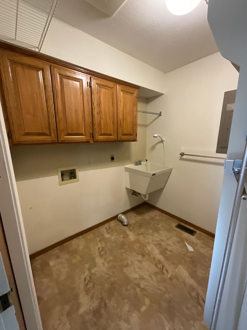 Building Photo - 12 Sunderland Dr