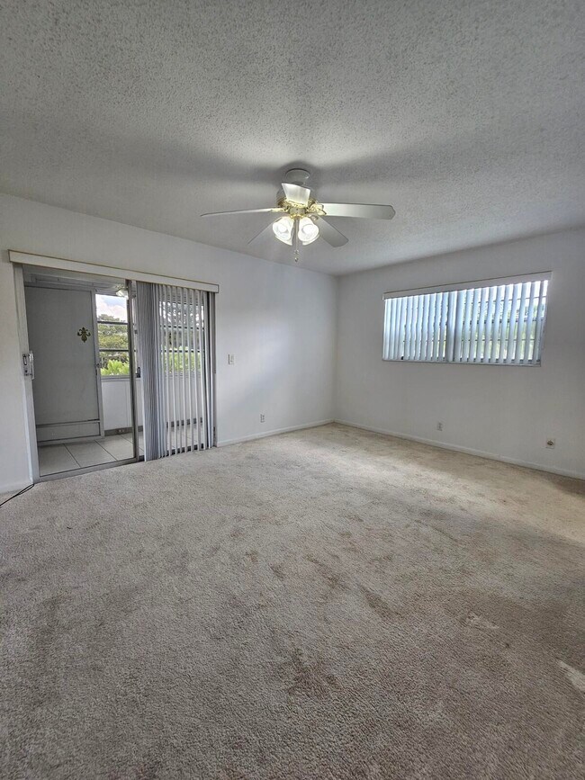 Building Photo - 105 Windsor E