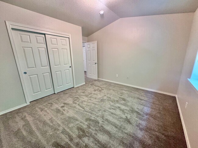 Building Photo - EZ living, Private Townhome setting Central Vancouver