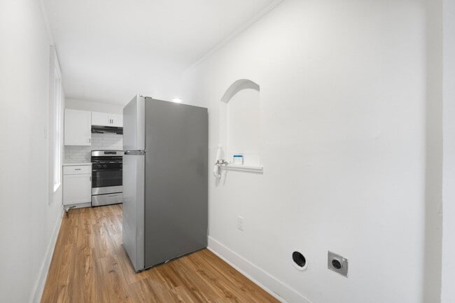 Building Photo - New Listing! 2 bed 1 bath **2ND MONTH RENT...